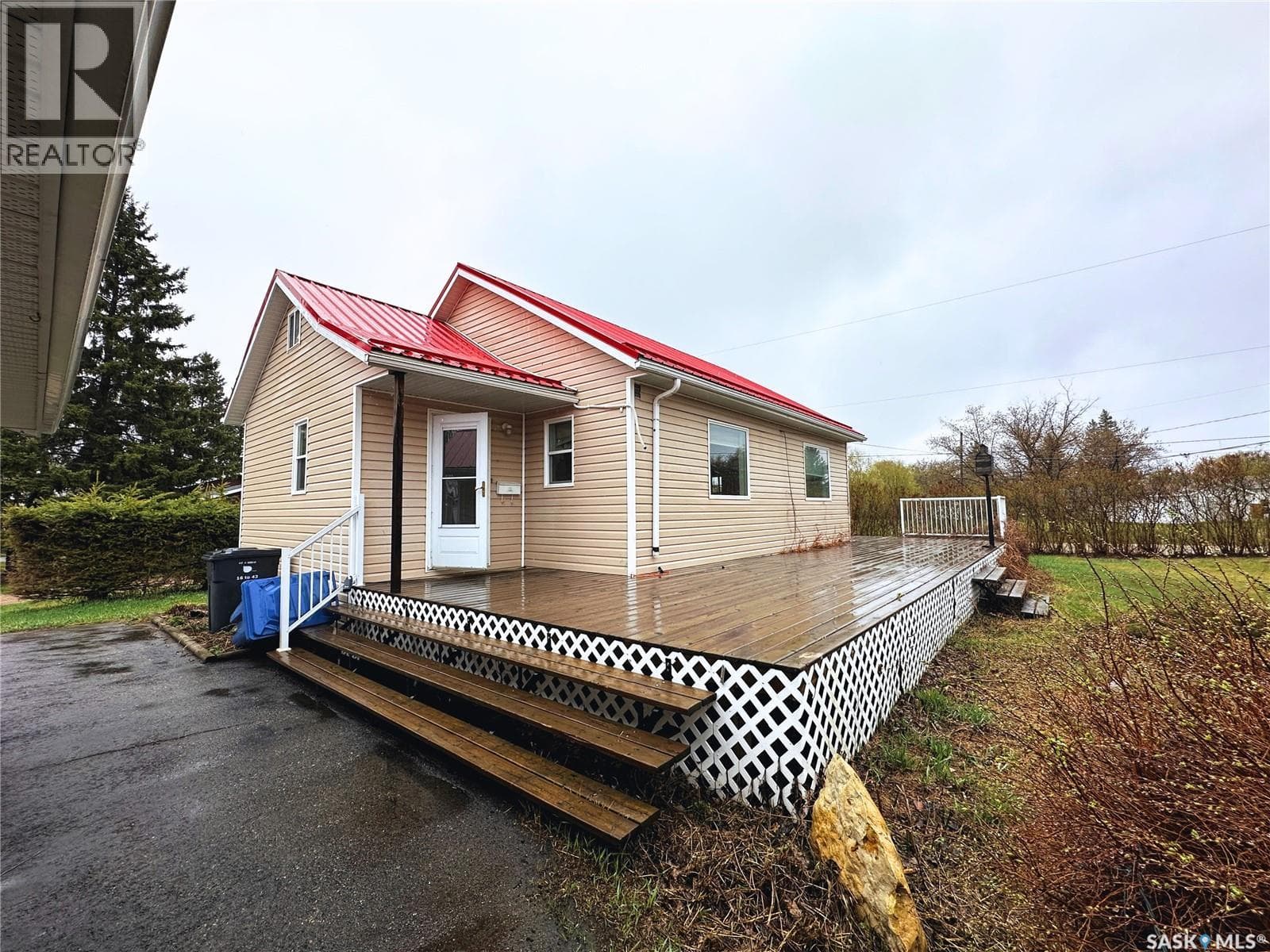 404 Railway AVENUE W — photo 5