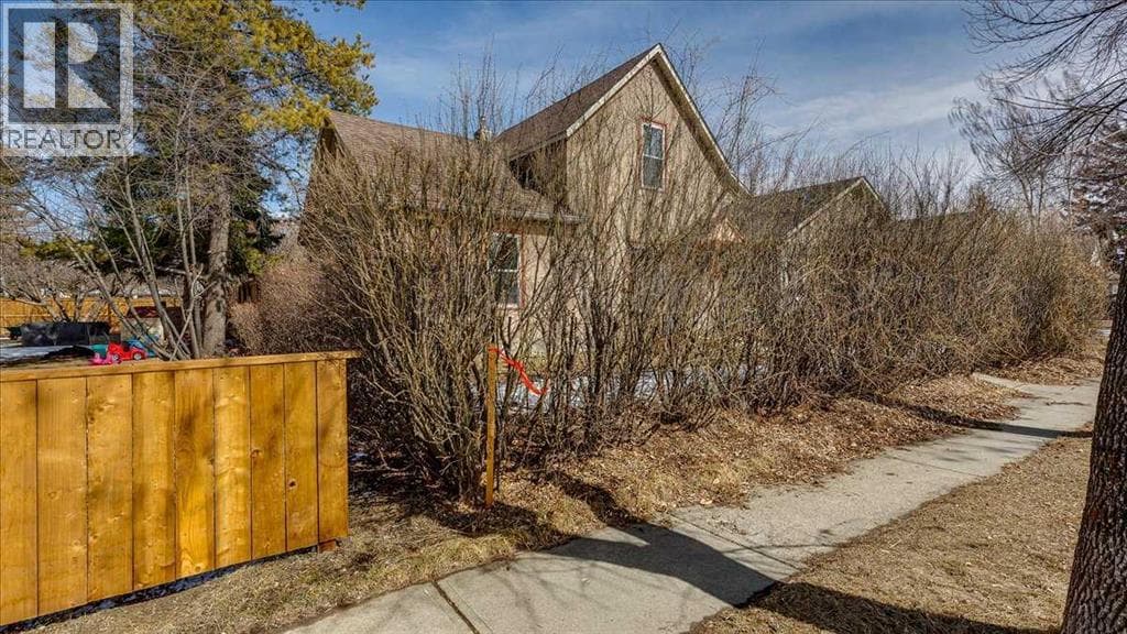 2122 23 Avenue — photo 3