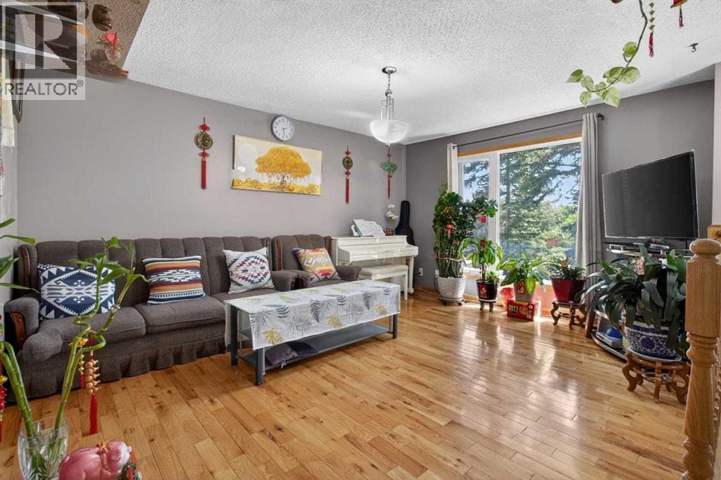 124 Falchurch Crescent NE — photo 4