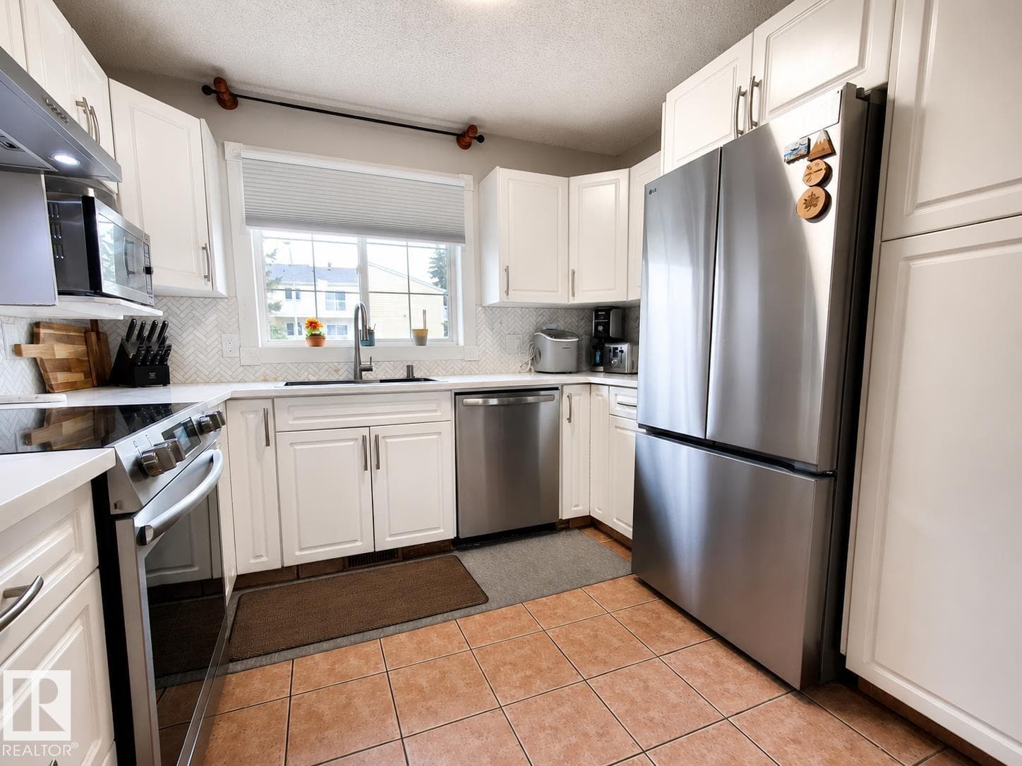 6514 19 AV NW — photo 5