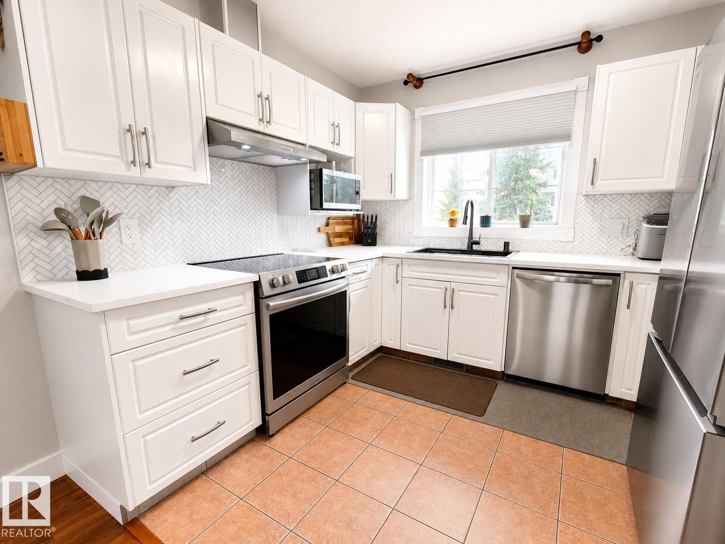 6514 19 AV NW — photo 4