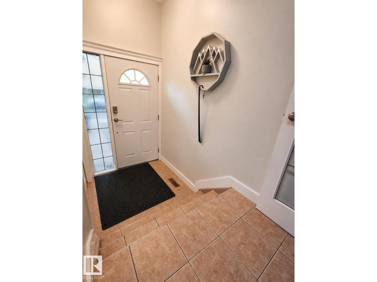 6514 19 AV NW — photo 3