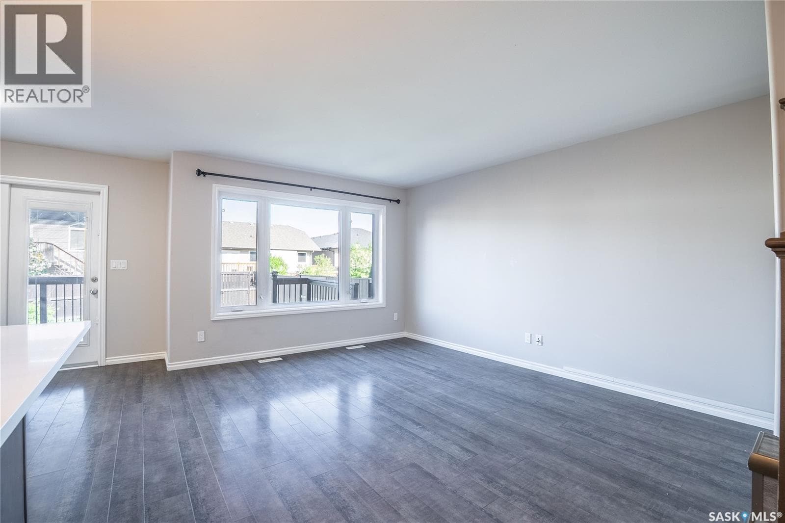 334 Dickson CRESCENT — photo 2