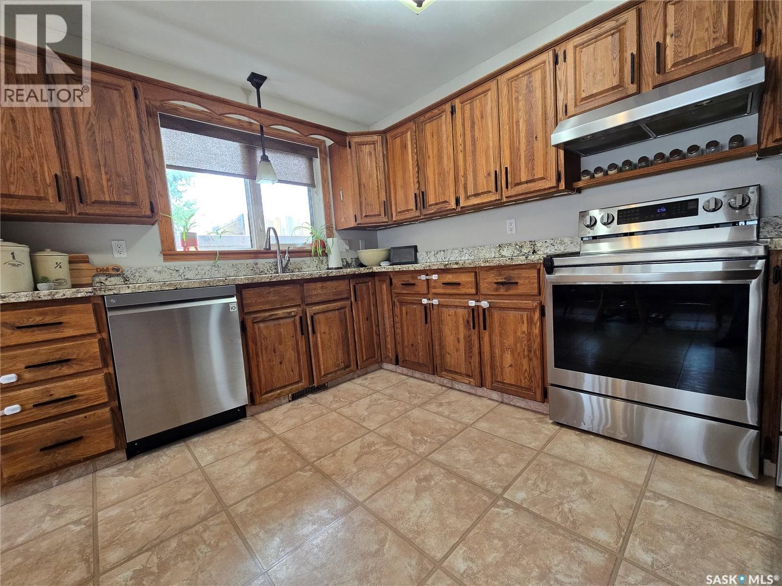 119 MONTGOMERY CRESCENT — photo 3
