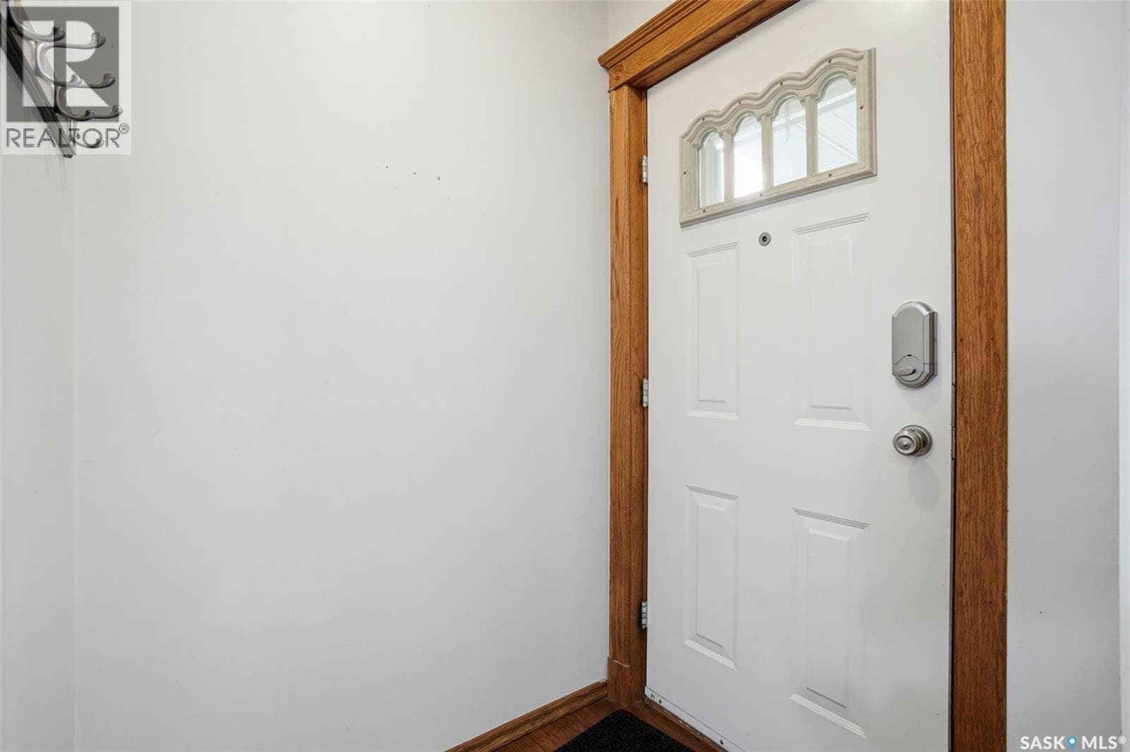302 McKinnon AVENUE S — photo 4