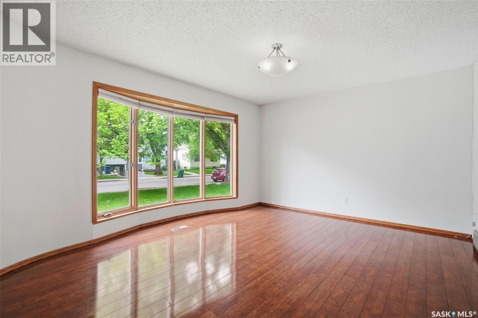 302 McKinnon AVENUE S — photo 5