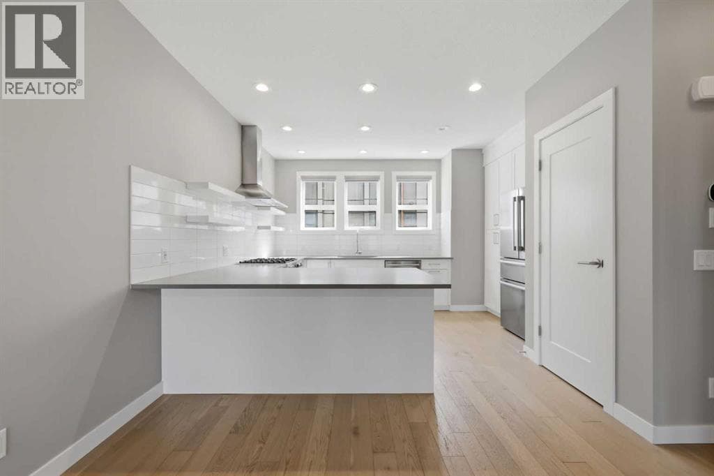 4065 32 Avenue NW — photo 3