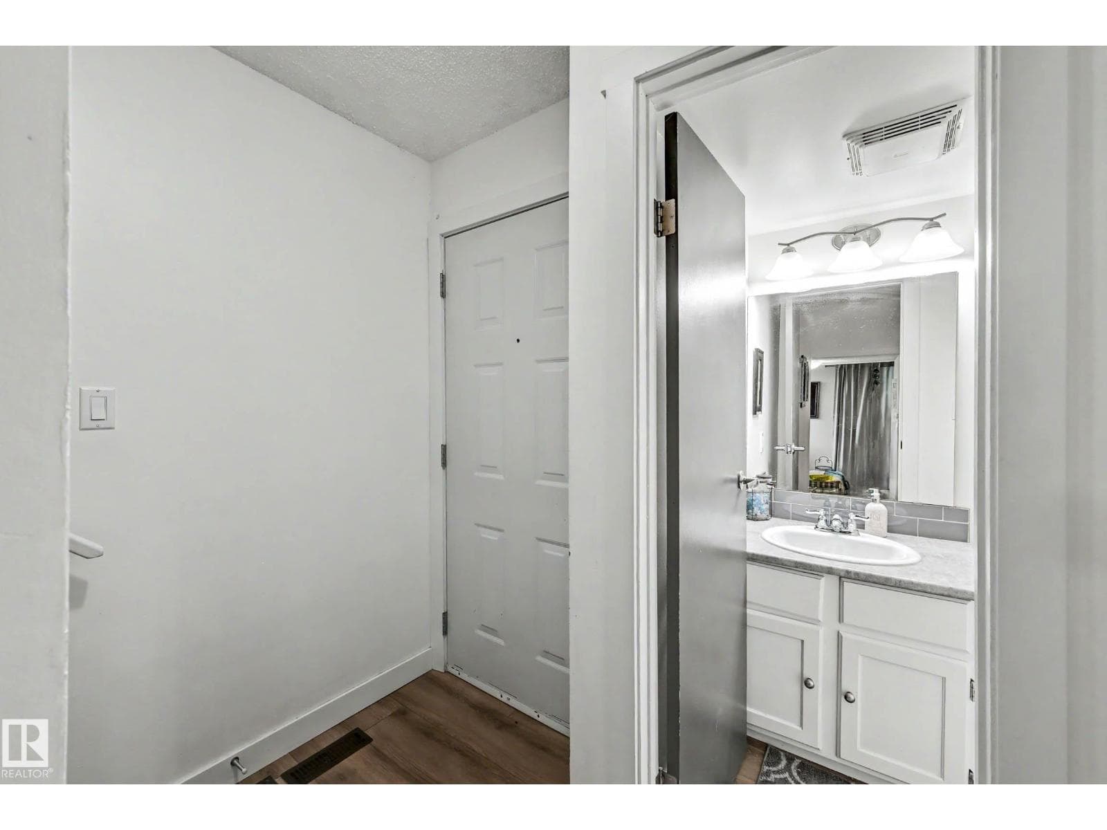 15 AKINSDALE GD — photo 4