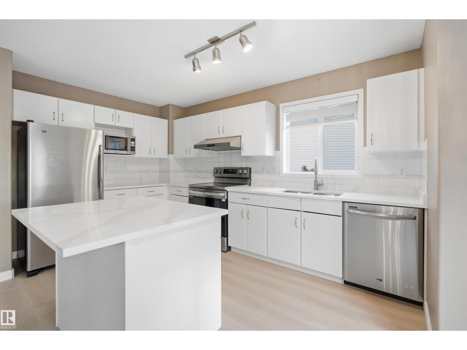 2610 33A Street NW — photo 4