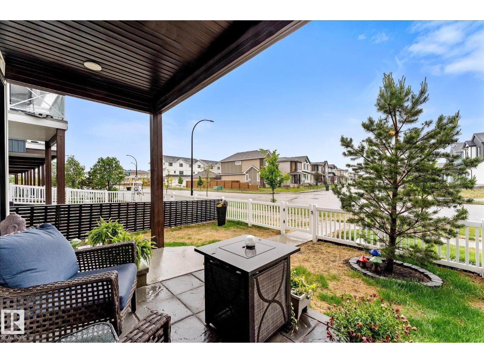 1275 MCLEOD AV — photo 3