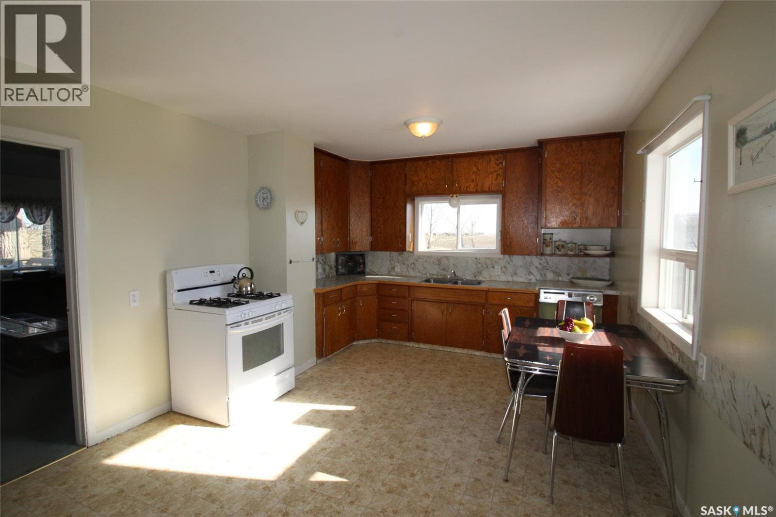 710 Railway AVENUE — photo 3