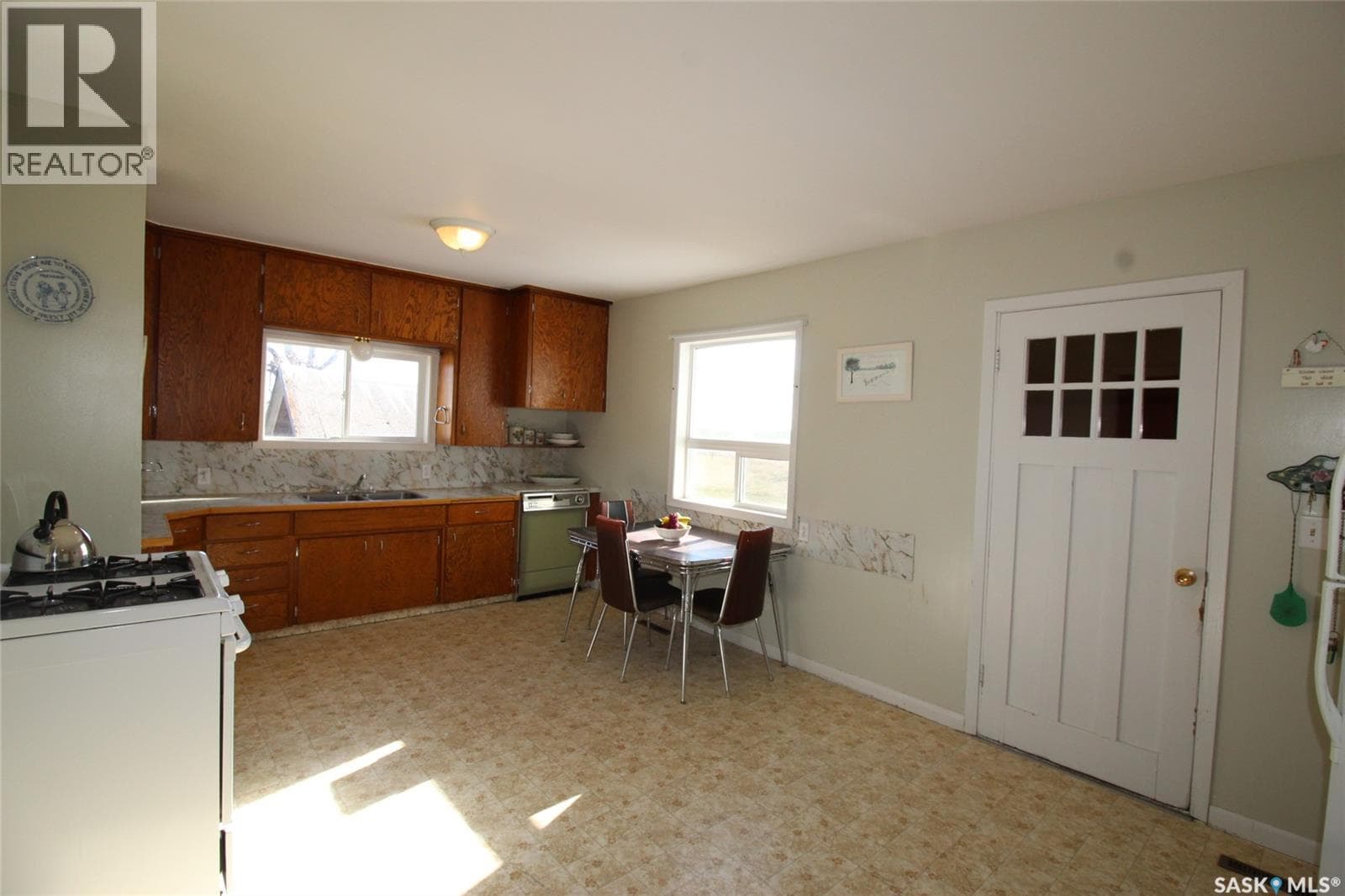710 Railway AVENUE — photo 4