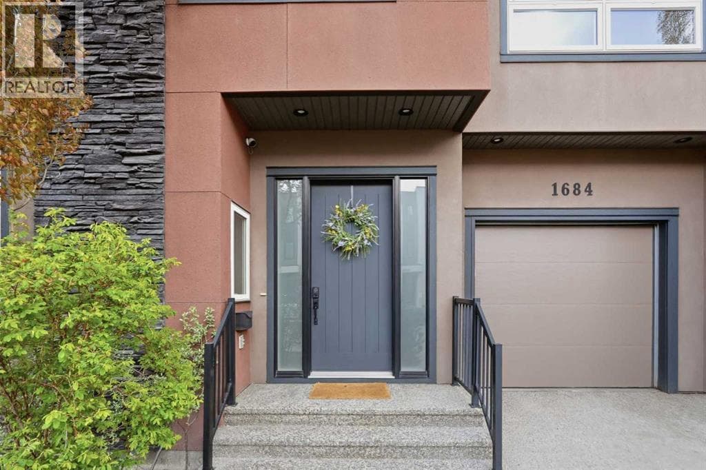 1684 37 Avenue SW — photo 2