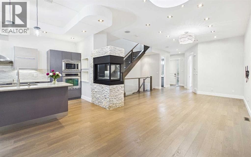 2430 28 Avenue SW photo 2