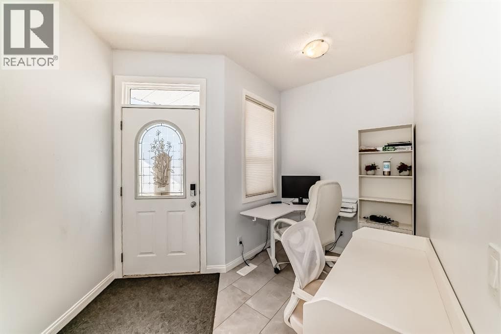 124 Royal Manor NW — photo 3