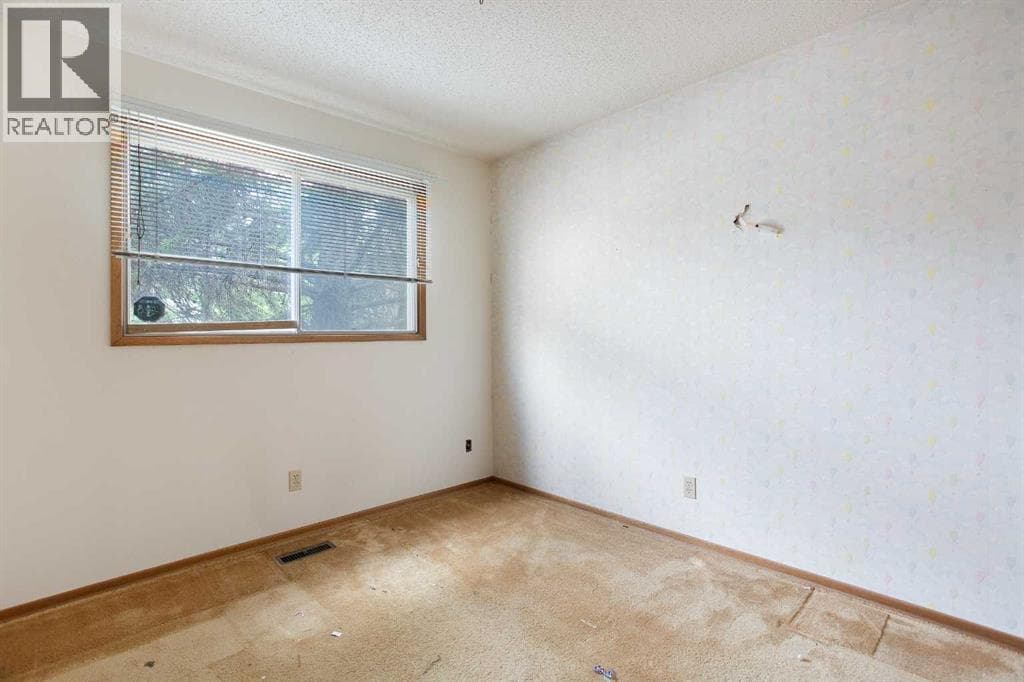 608 Aboyne Crescent NE — photo 4
