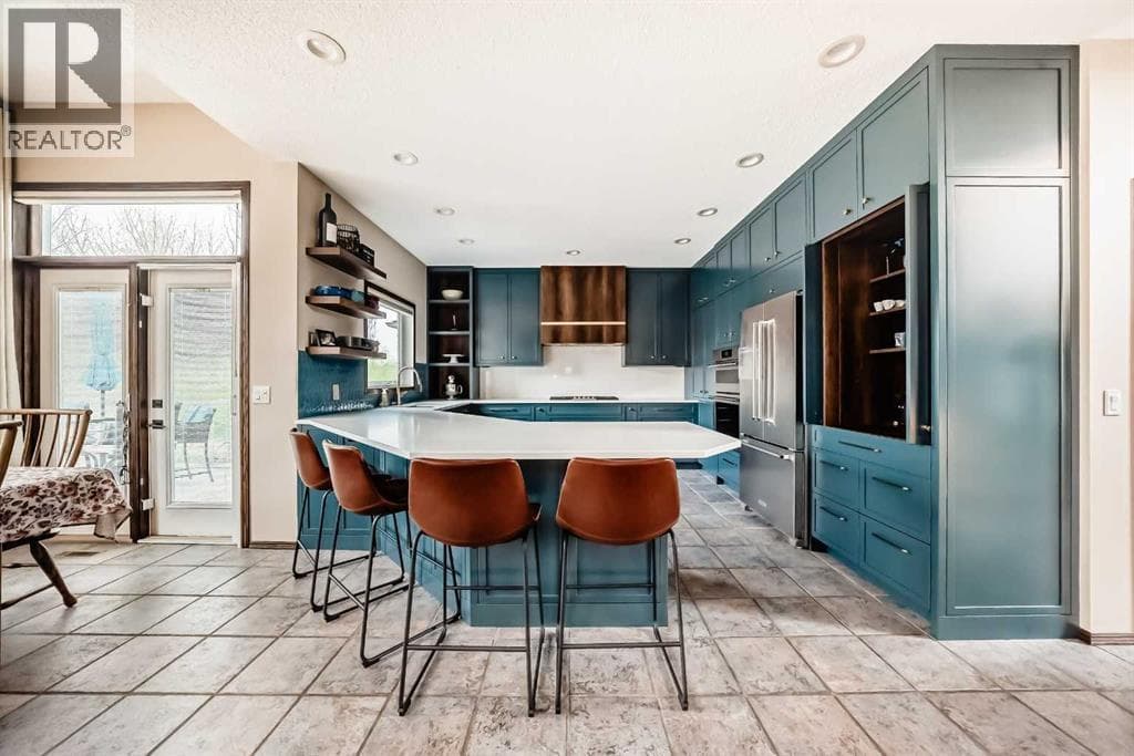 1416 Strathcona Drive SW — photo 4