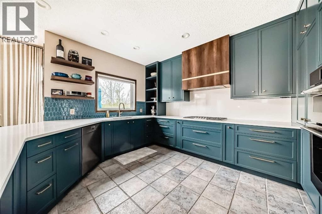 1416 Strathcona Drive SW — photo 5