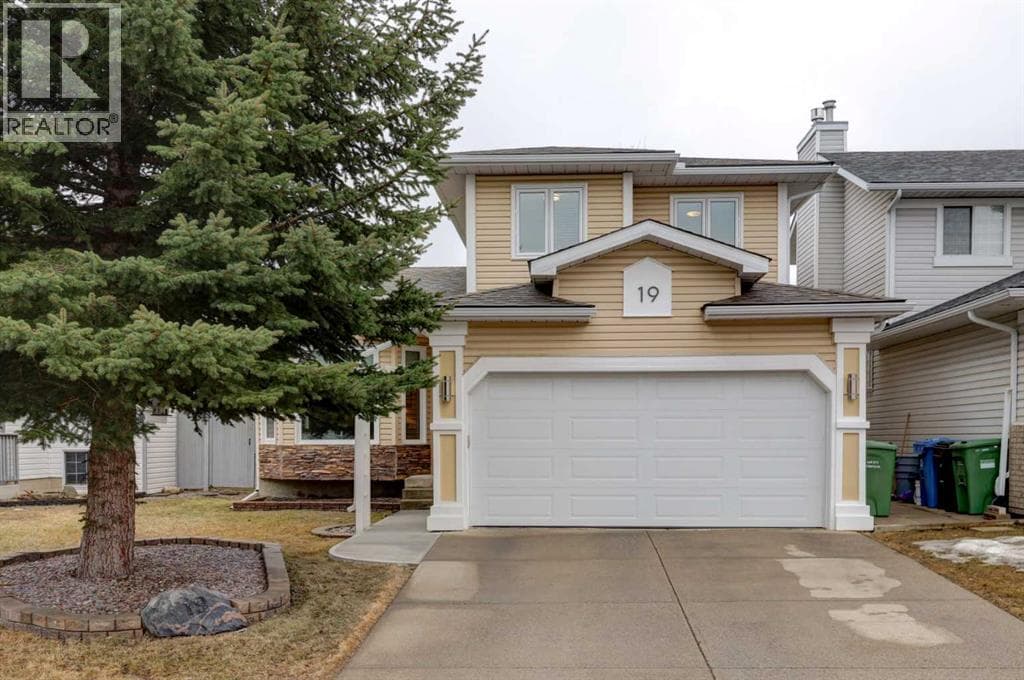 19 Riverstone Crescent SE — photo 2