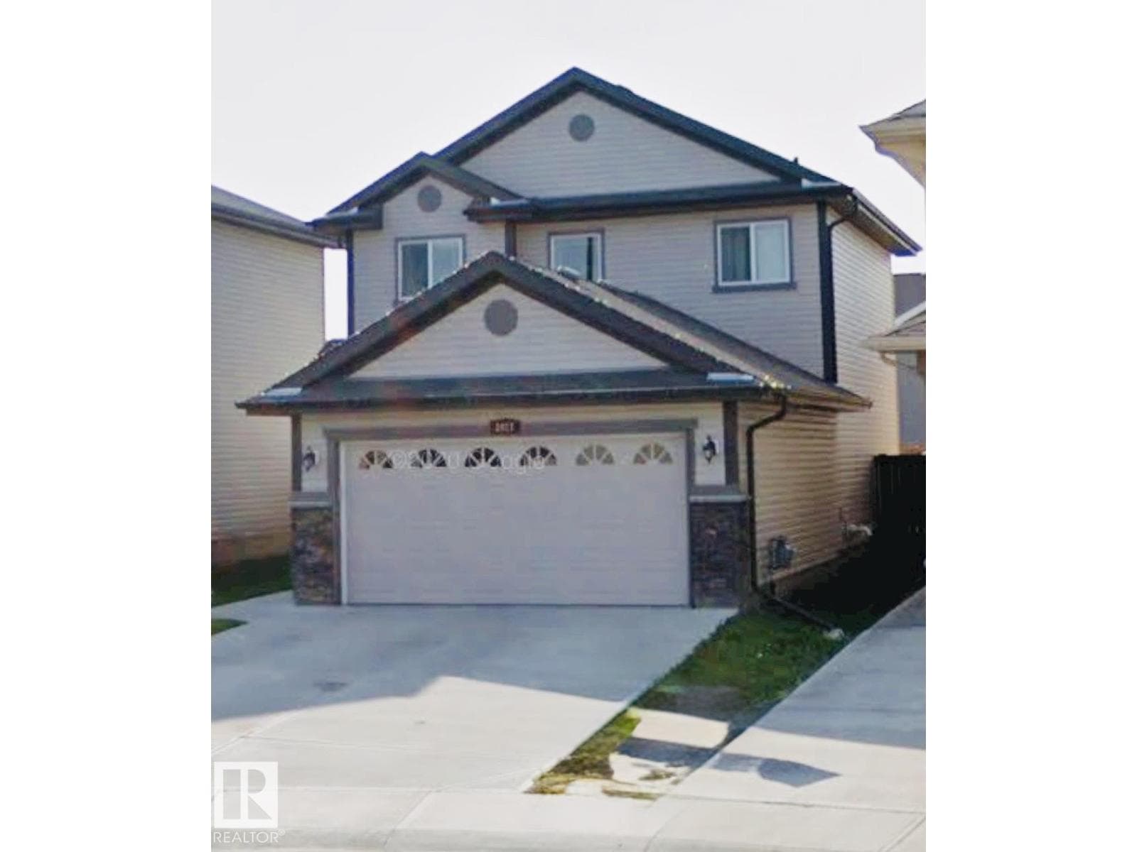 3027 26 AV NW NW