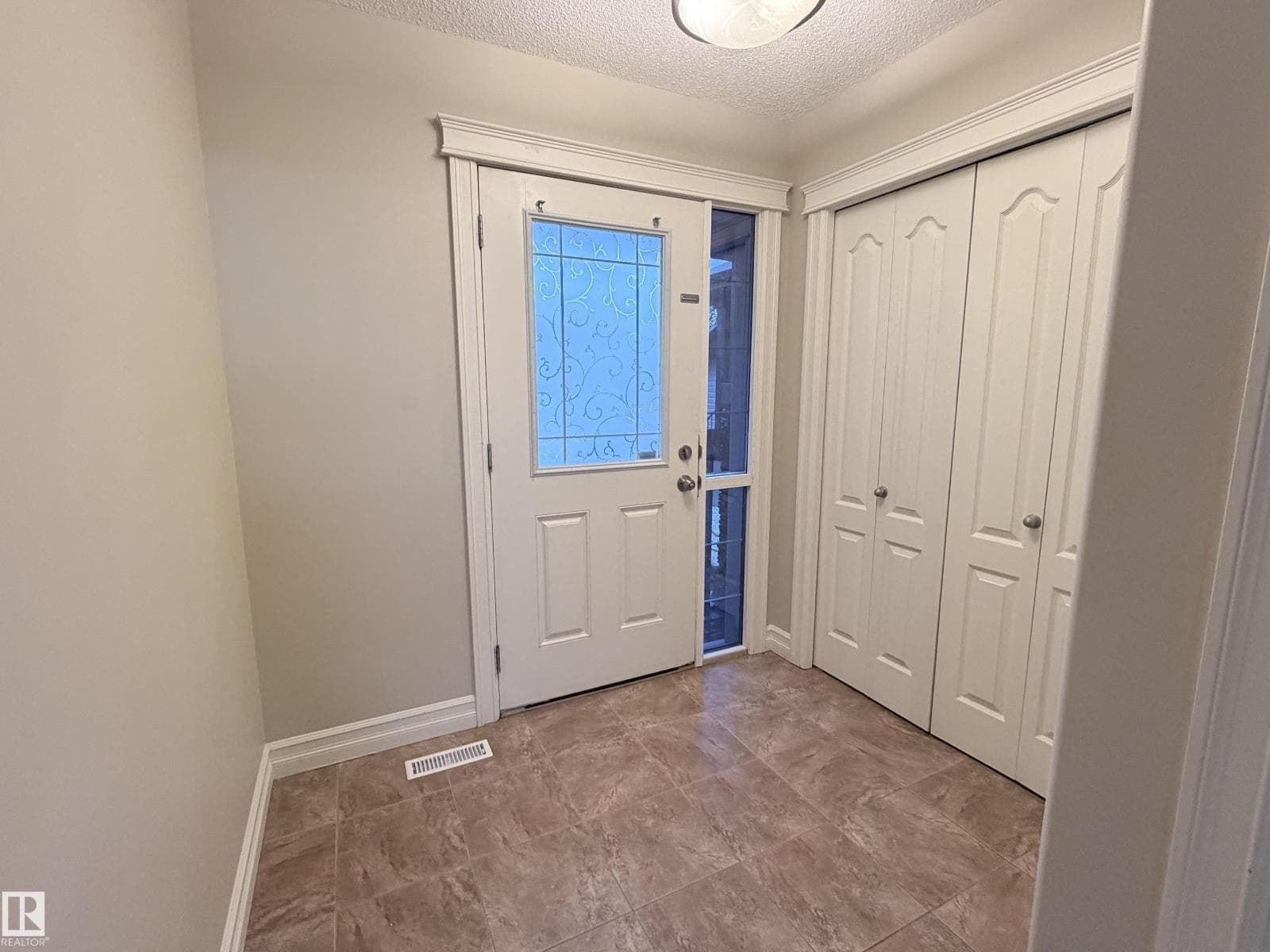 3027 26 AV NW NW — photo 2