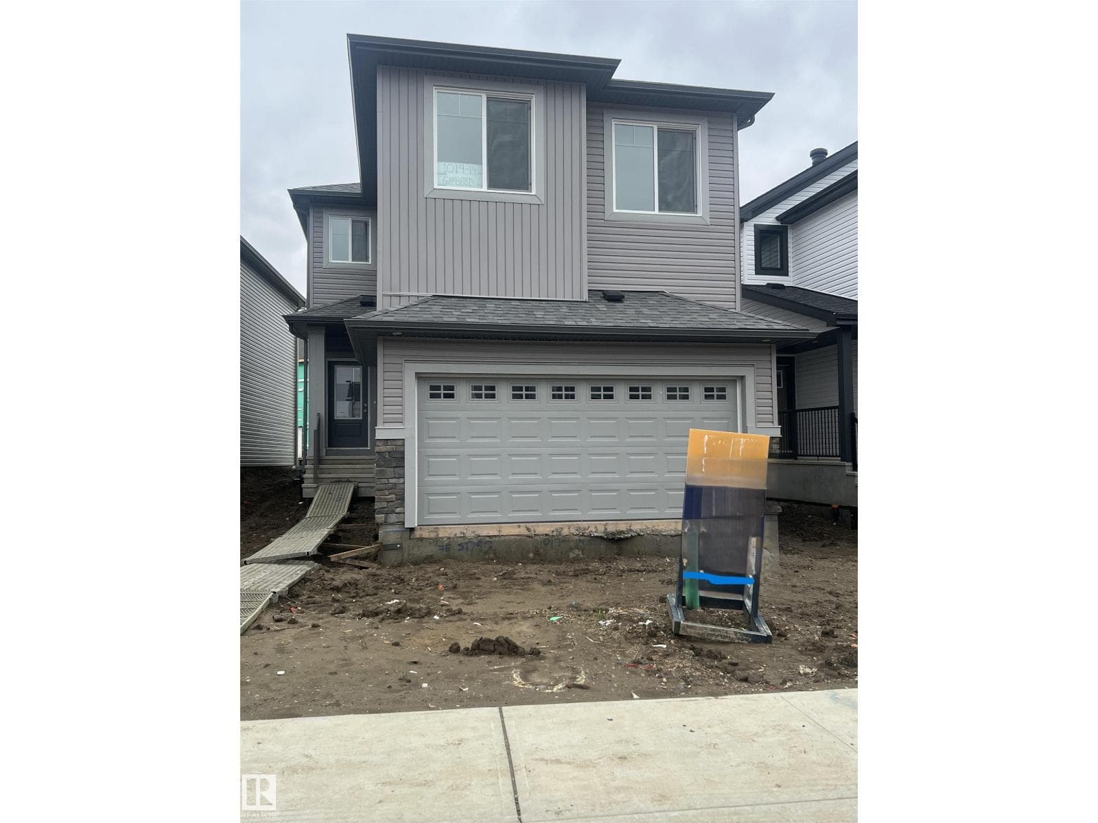 1019 14 AV NW