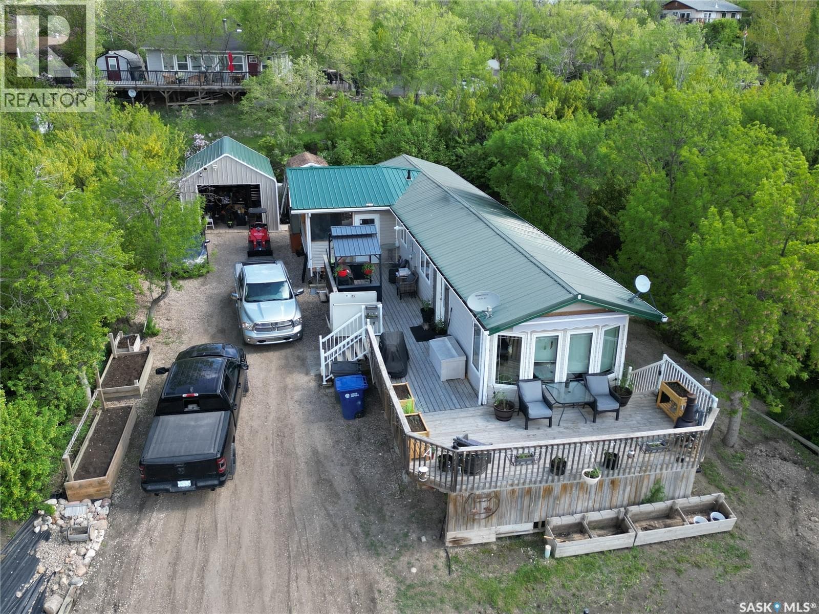 504 LAKEVIEW CRESCENT