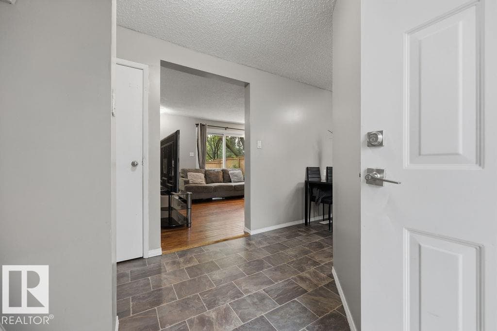 5655 137 AV NW — photo 3