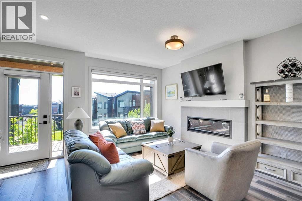 19 Royal Elm Green NW — photo 2