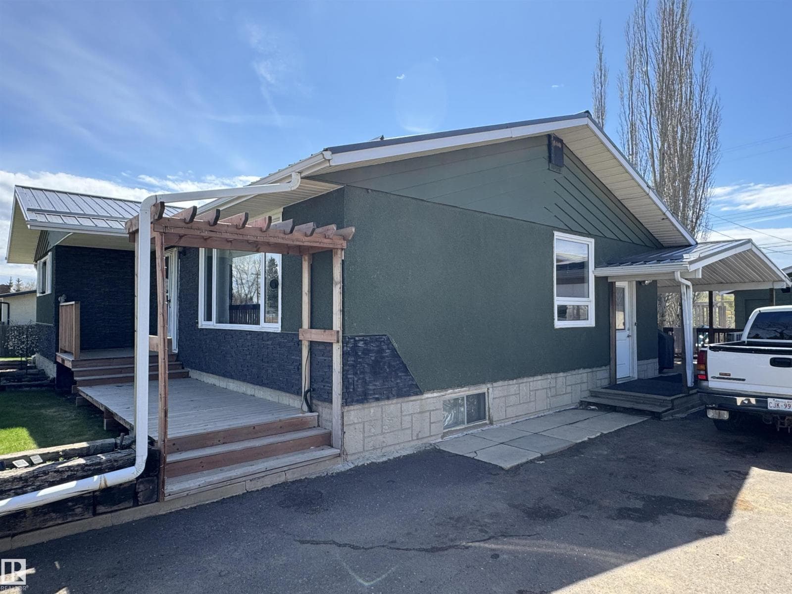 5319 44 AV — photo 2