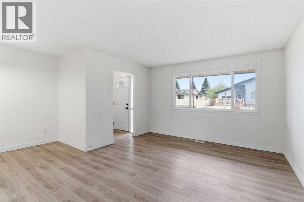 804 Madeira Drive NE — photo 2