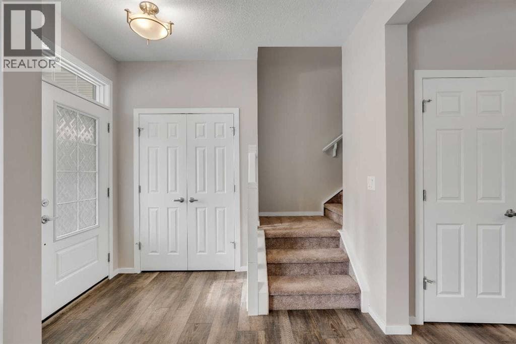 129 Yorkville Manor SW — photo 2