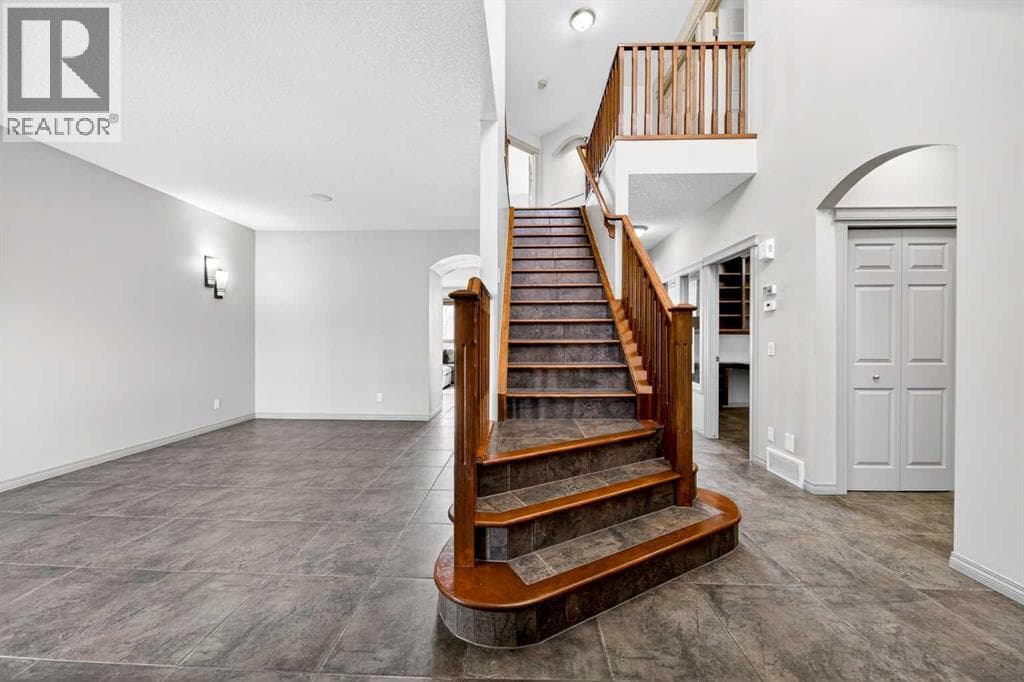 14 Springborough Crescent SW — photo 5