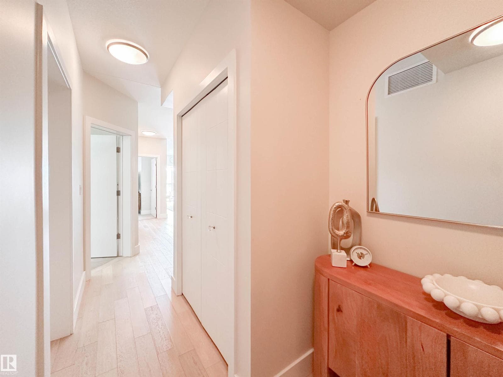 #718 200 BELLEROSE DR — photo 2