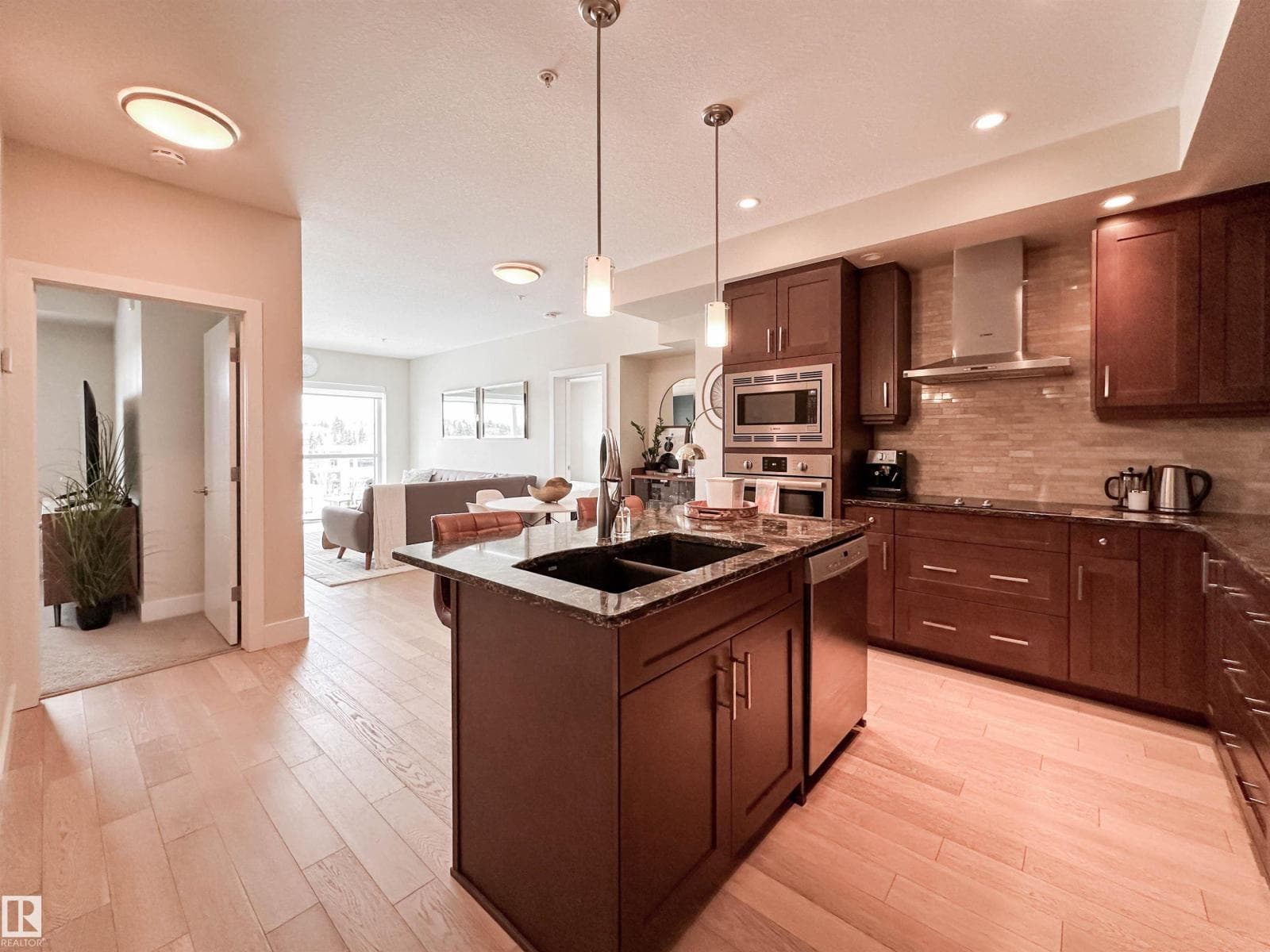 #718 200 BELLEROSE DR — photo 3