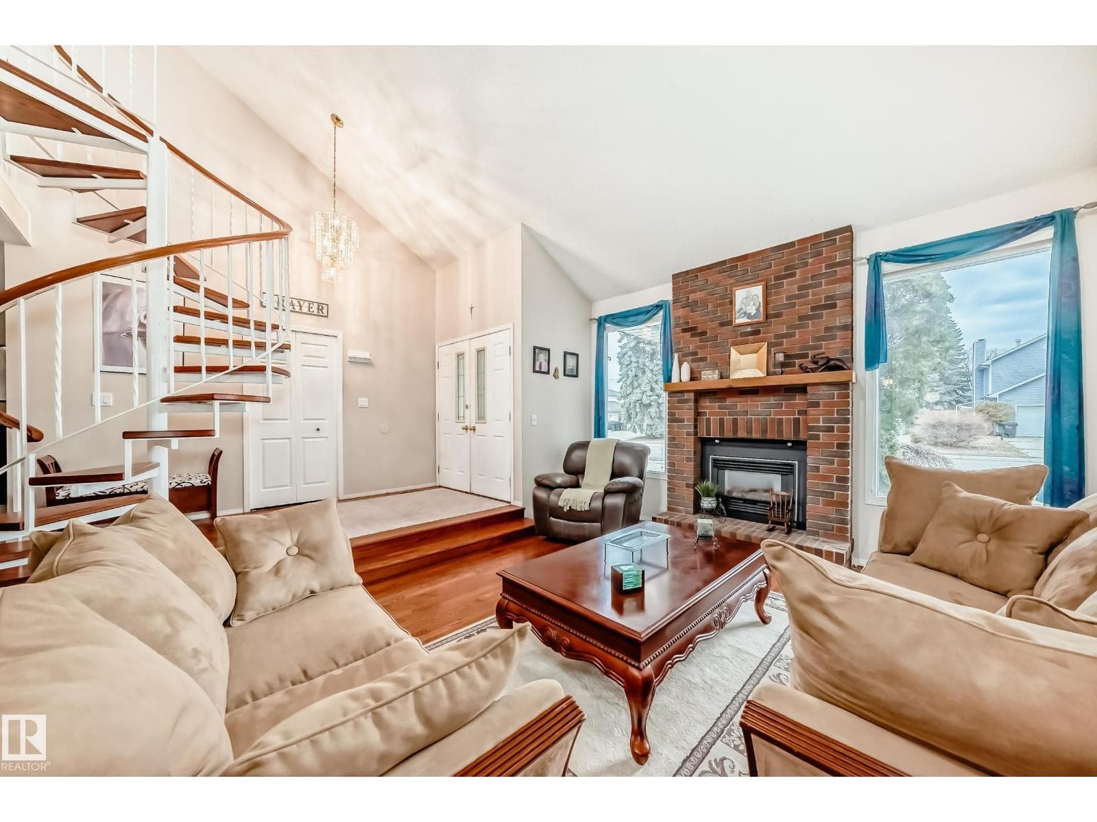 660 VILLAGE DR — photo 2
