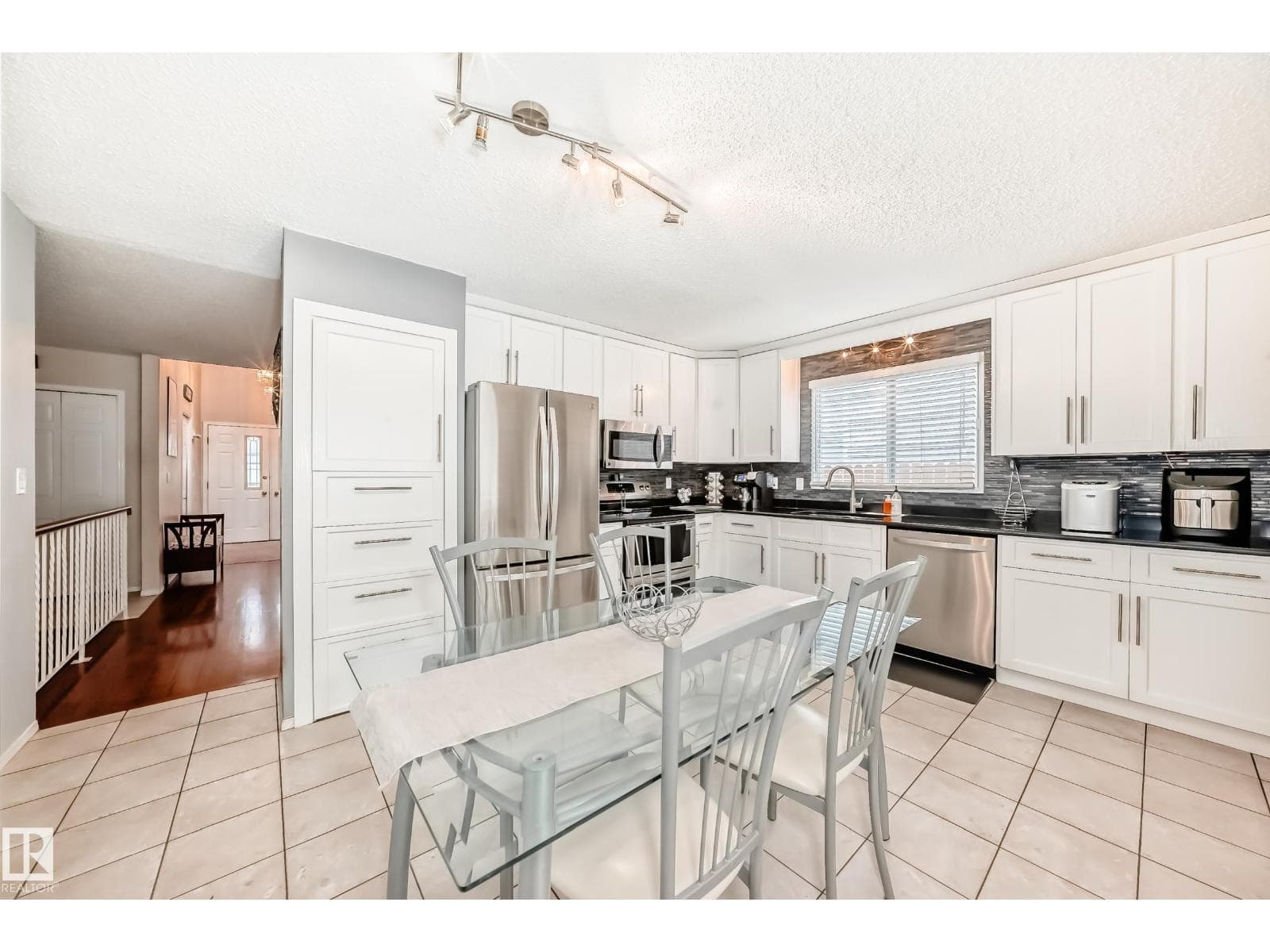 660 VILLAGE DR — photo 5
