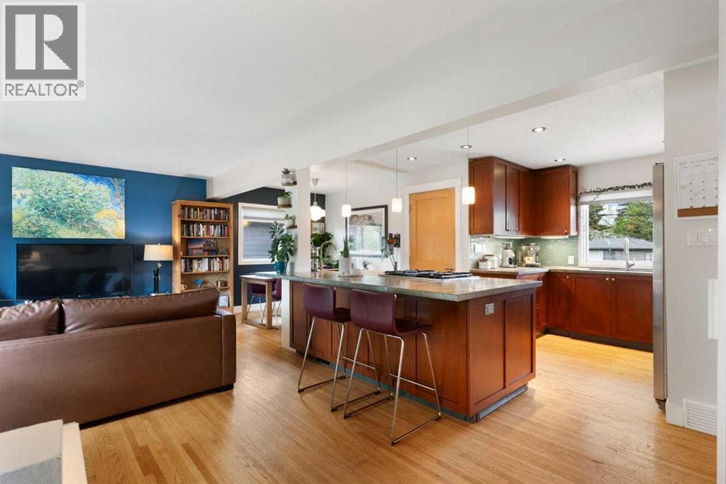 14 Montrose Crescent NE — photo 2
