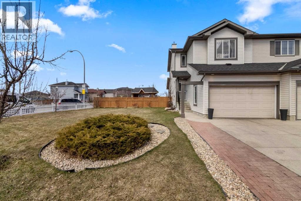 3 bed 4 bath single family at 10 Taralea Bay NE — $549,000