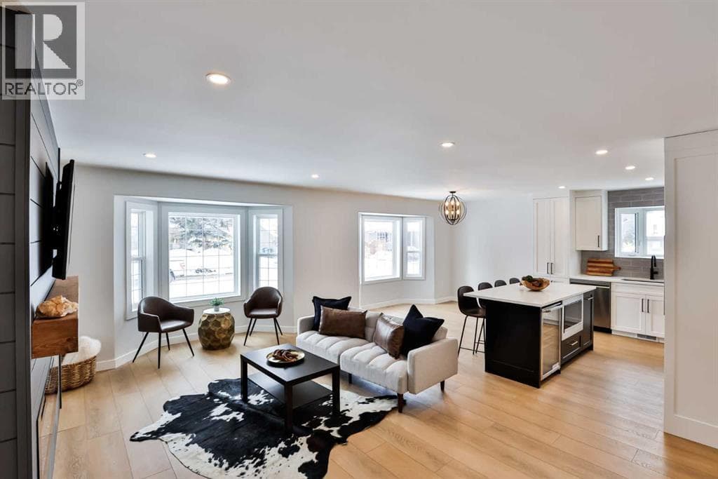 330 Wascana Crescent SE — photo 2