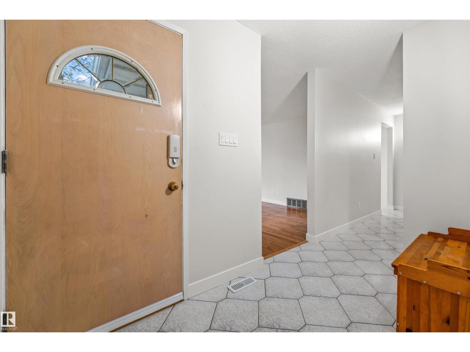 4 BENNETT PL — photo 3