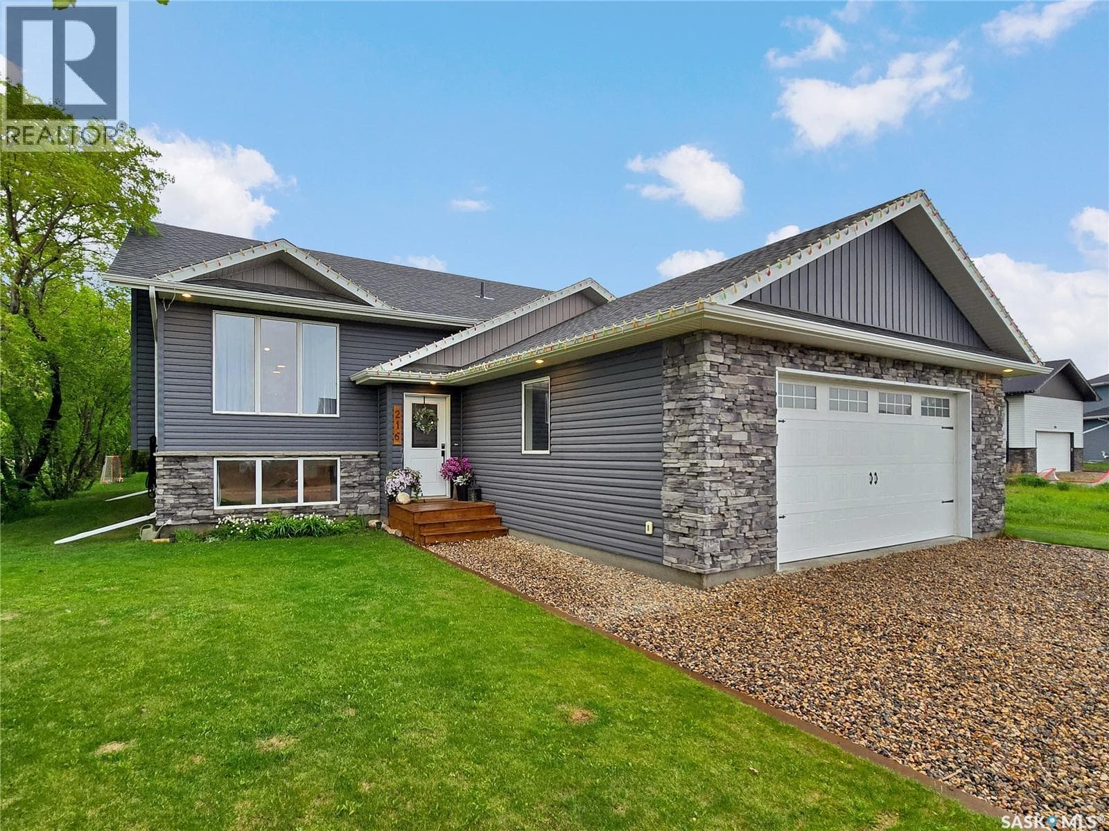 216 Willow CRESCENT