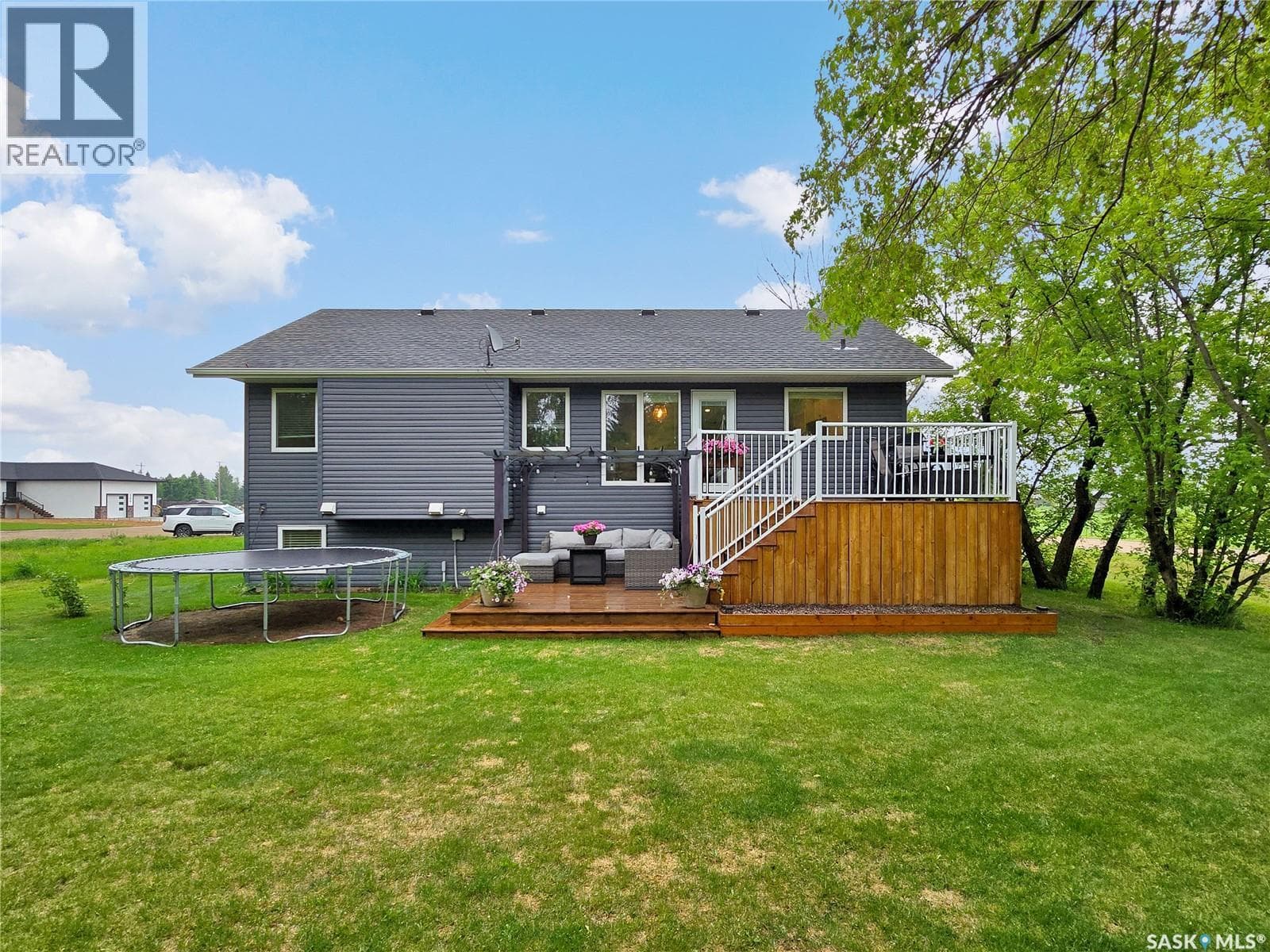 216 Willow CRESCENT — photo 2