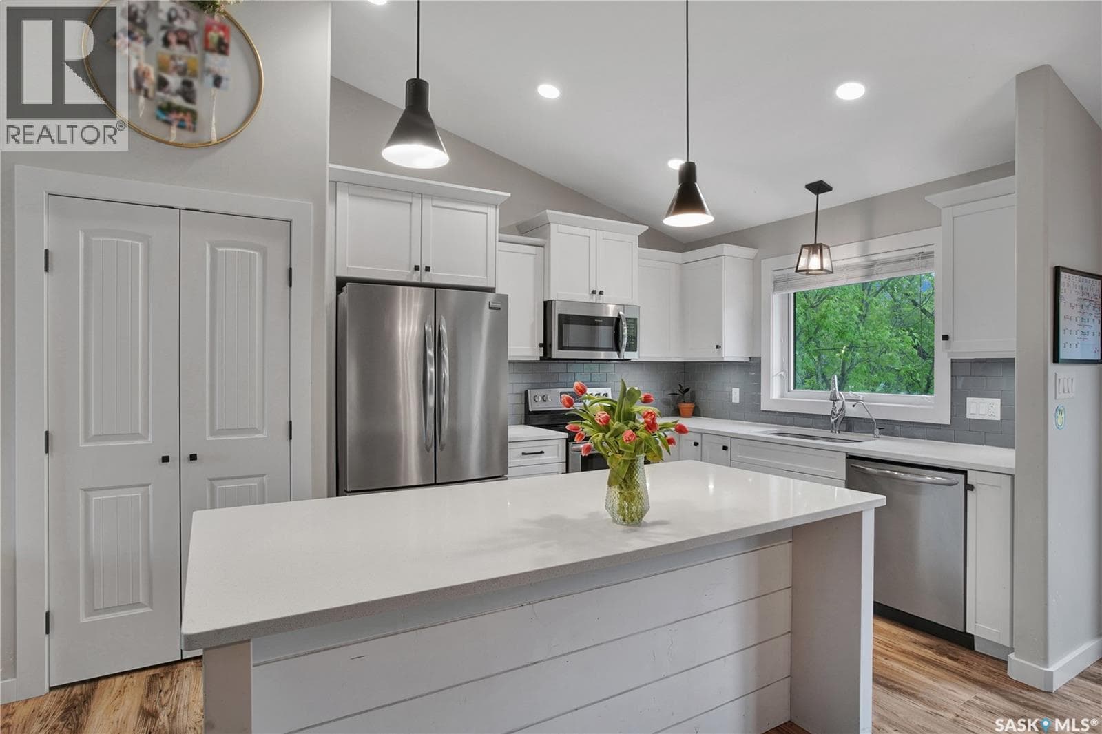 216 Willow CRESCENT — photo 3