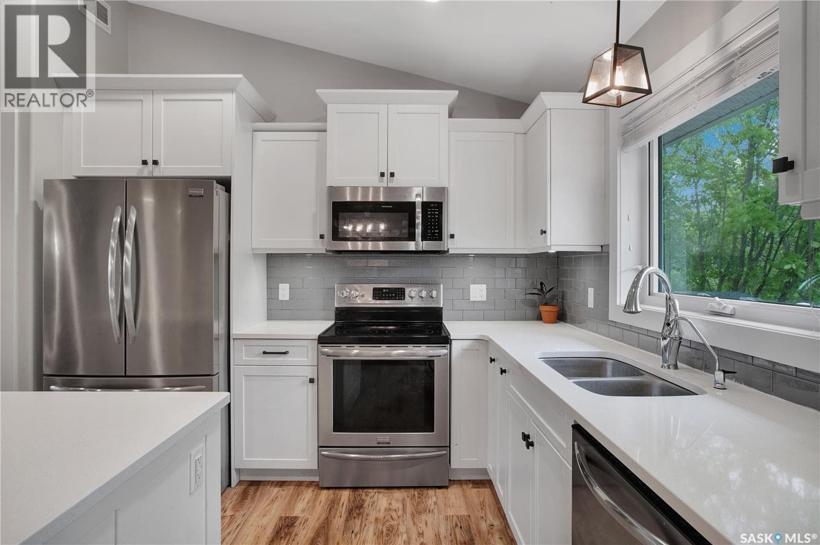216 Willow CRESCENT — photo 4