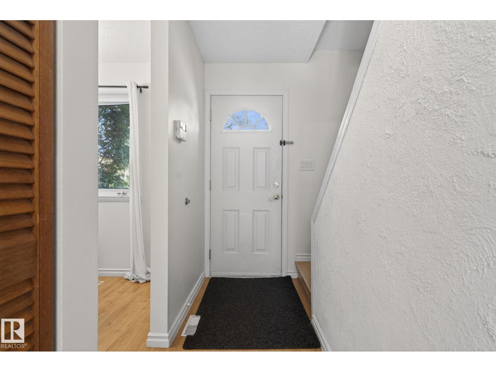 132 WOODSTOCK NW — photo 3