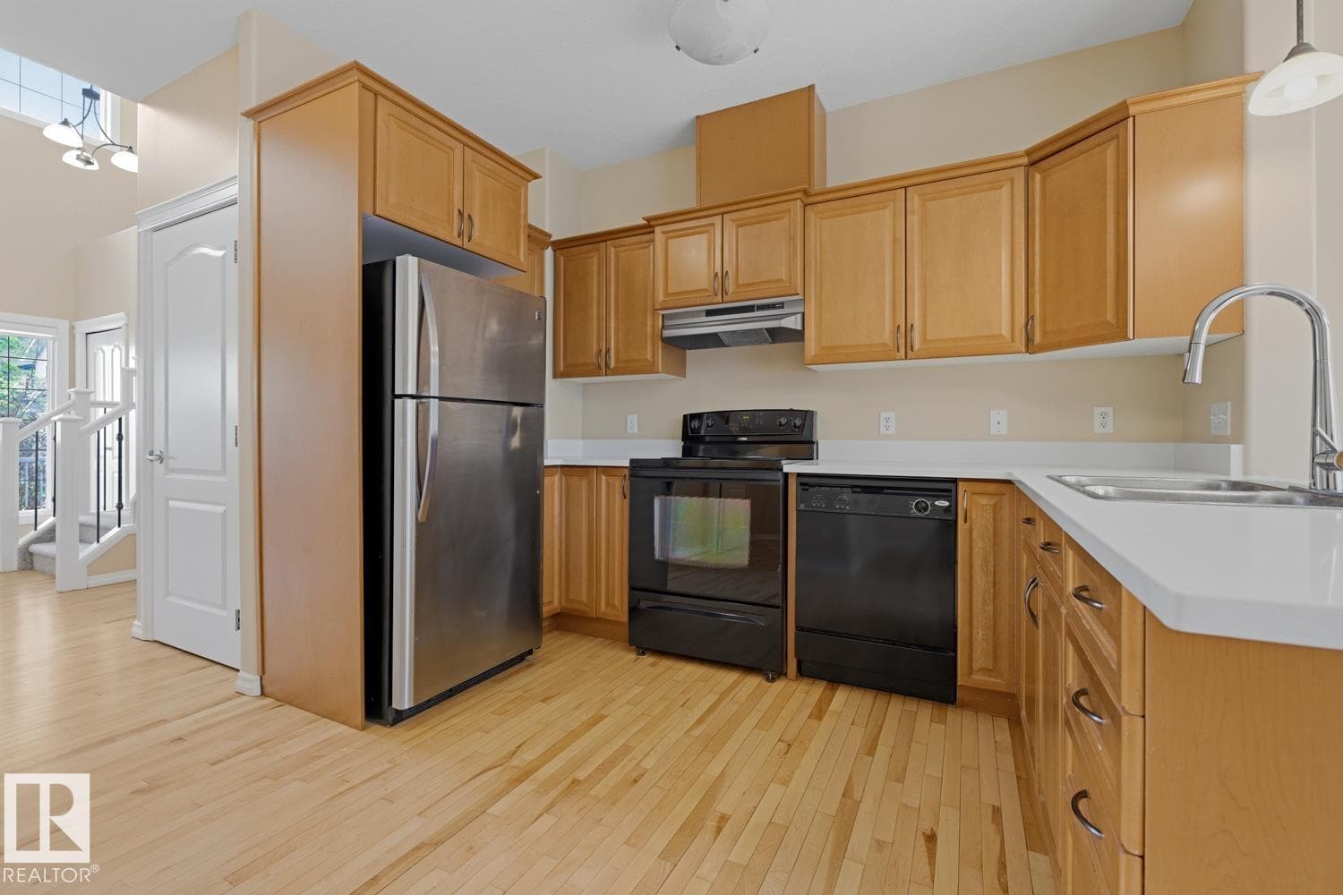 11612 11 AV SW — photo 3