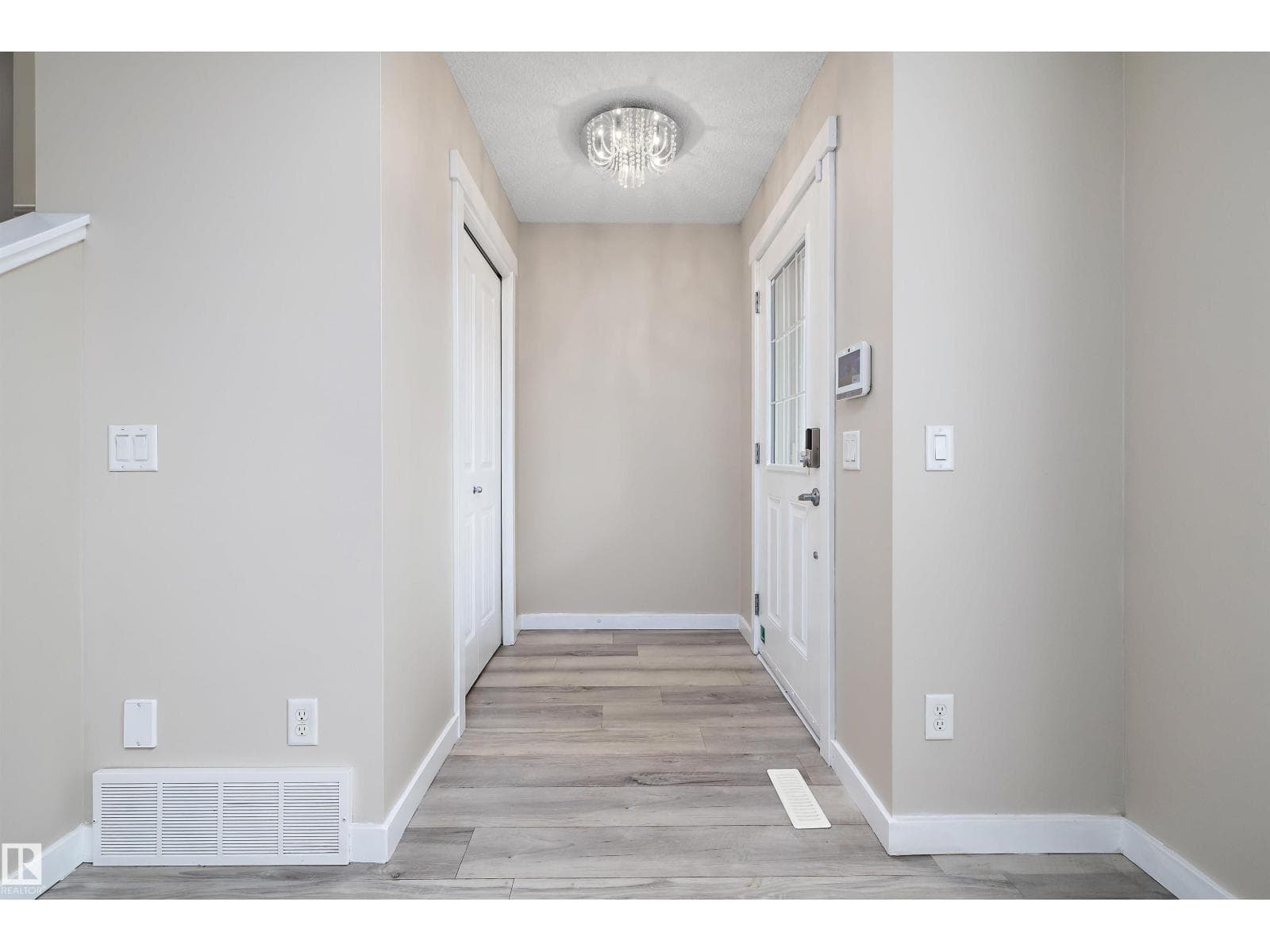 2914 18A AV NW — photo 2