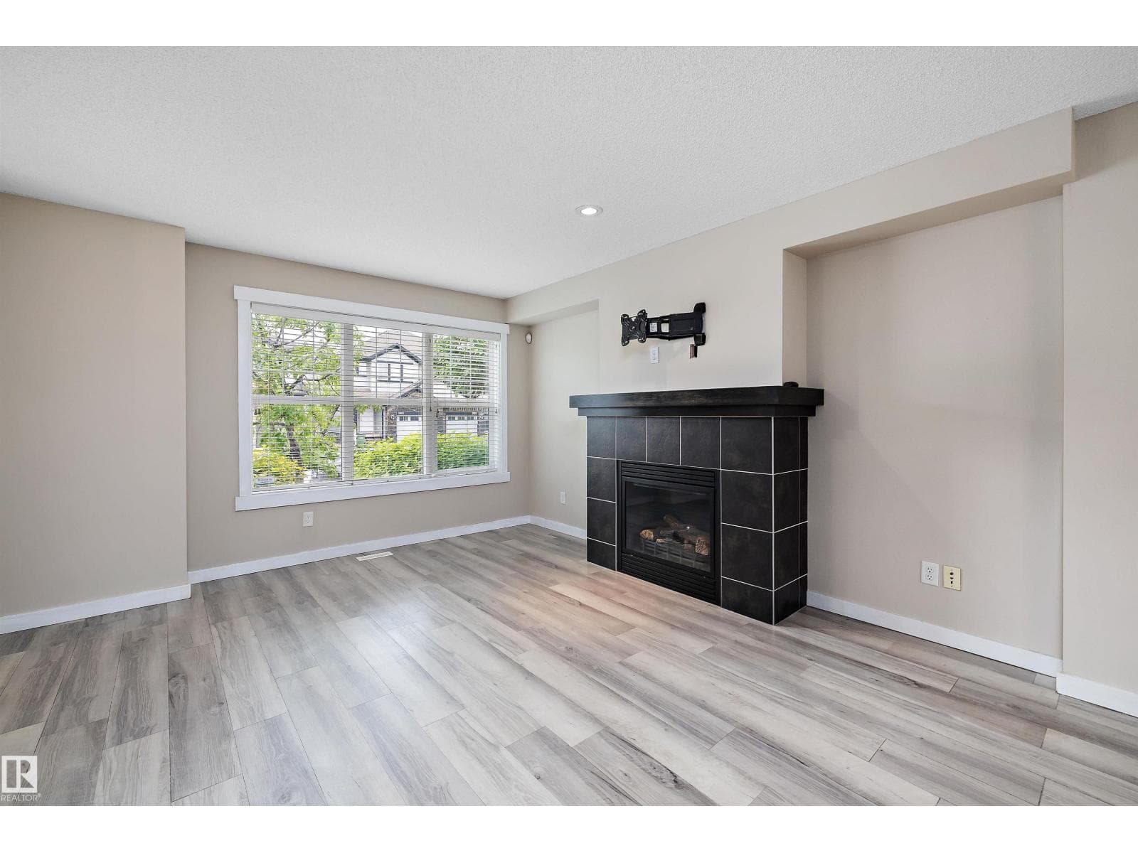 2914 18A AV NW — photo 4
