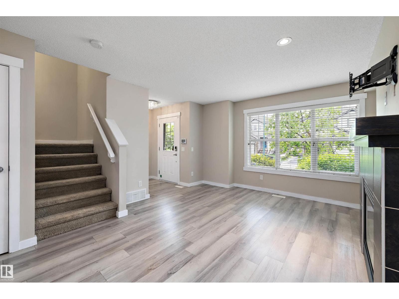 2914 18A AV NW — photo 5
